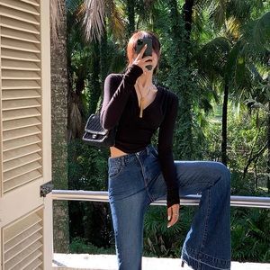 v-neck black knitted top